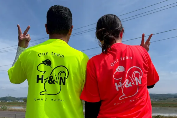 チーム・作業向けおそろいオリジナルTシャツ作成事例｜「One team」北海道H&N様（安全スローガン×シルクスクリーン）