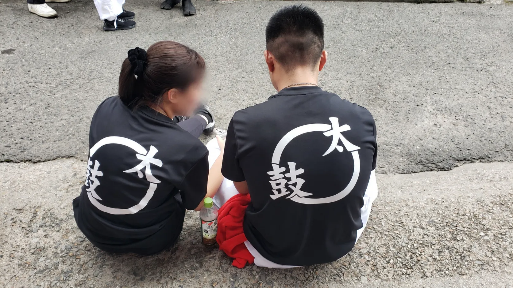 背面の円＋筆文字「太鼓」ロゴがよく分かる着用イメージ