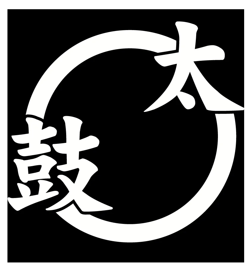 背中に大きく入れた円＋筆文字「太鼓」のロゴプリント