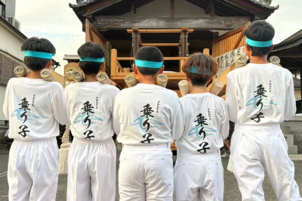 だんじり祭の乗り子のおそろいオリジナルロングTシャツ(背面「令和七年度 乗り子」)着用イメージ