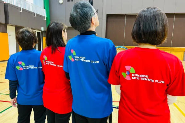 背中にKOMACHI MINI TENNIS CLUBのロゴが入ったおそろいTシャツ