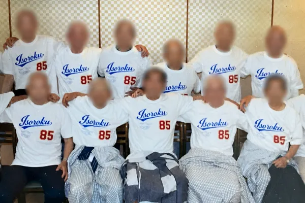「Isoroku 85」のおそろいオリジナルTシャツを着た記念の集合イメージ