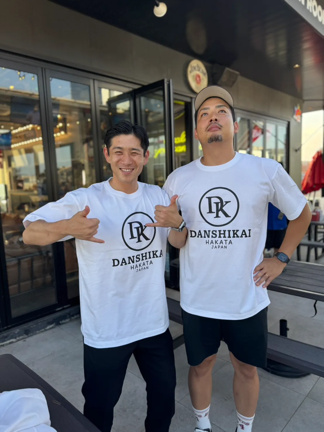 博多の仲間の会「談志会」の円形ロゴ入りおそろいTシャツ(前面)を着た着用イメージ