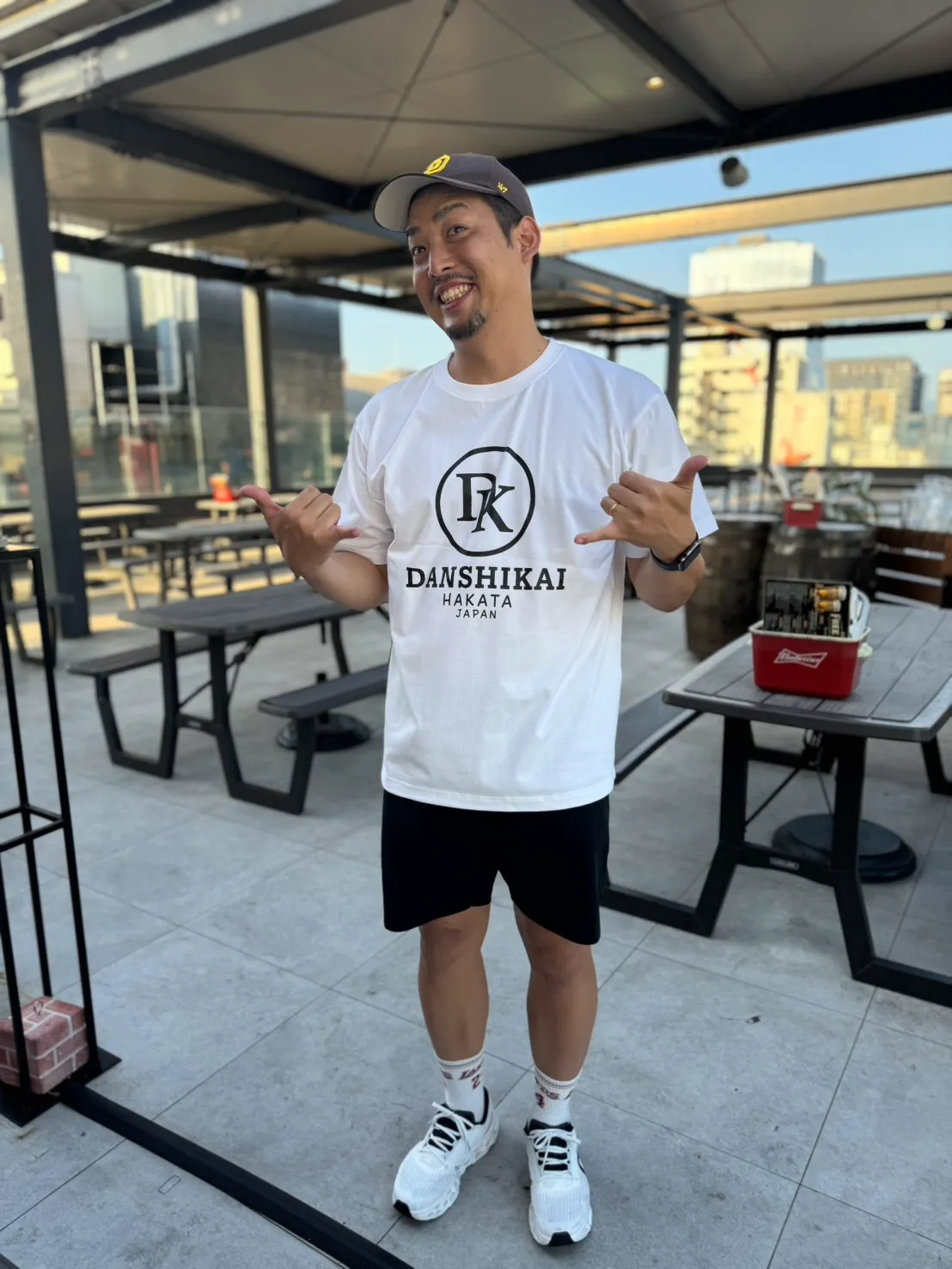 胸中央に円形ロゴを入れたTシャツ前面の着用イメージ