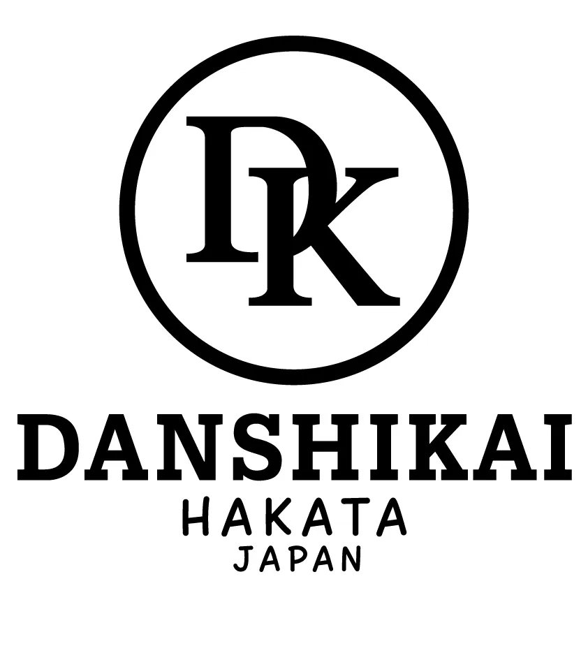 胸中央に入れた円形「DK」モノグラムと「DANSHIKAI / HAKATA JAPAN」のロゴデザイン