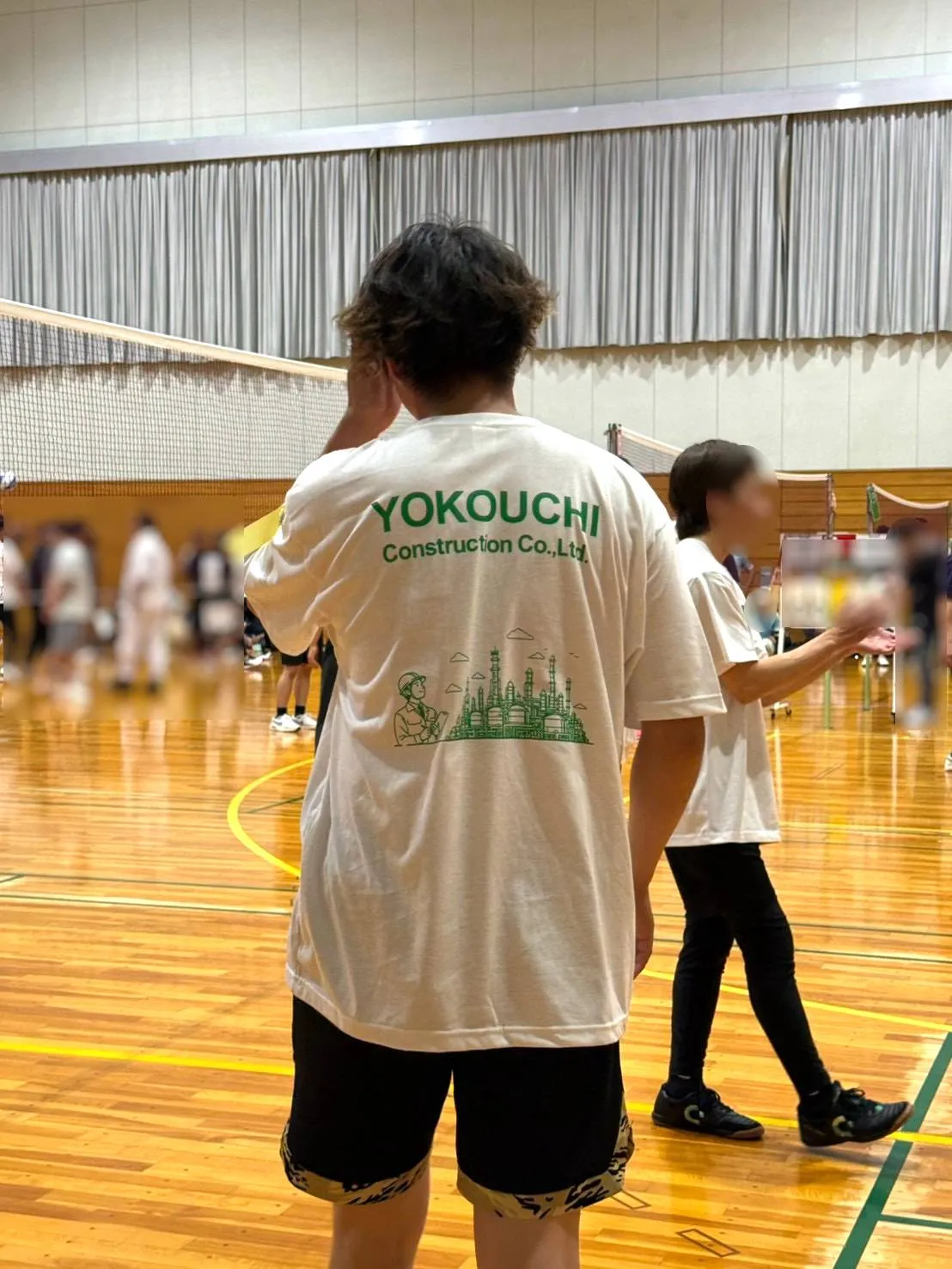横内建設株式会社(YOKOUCHI Construction)のおそろいオリジナルTシャツ(背面プリント)の着用イメージ