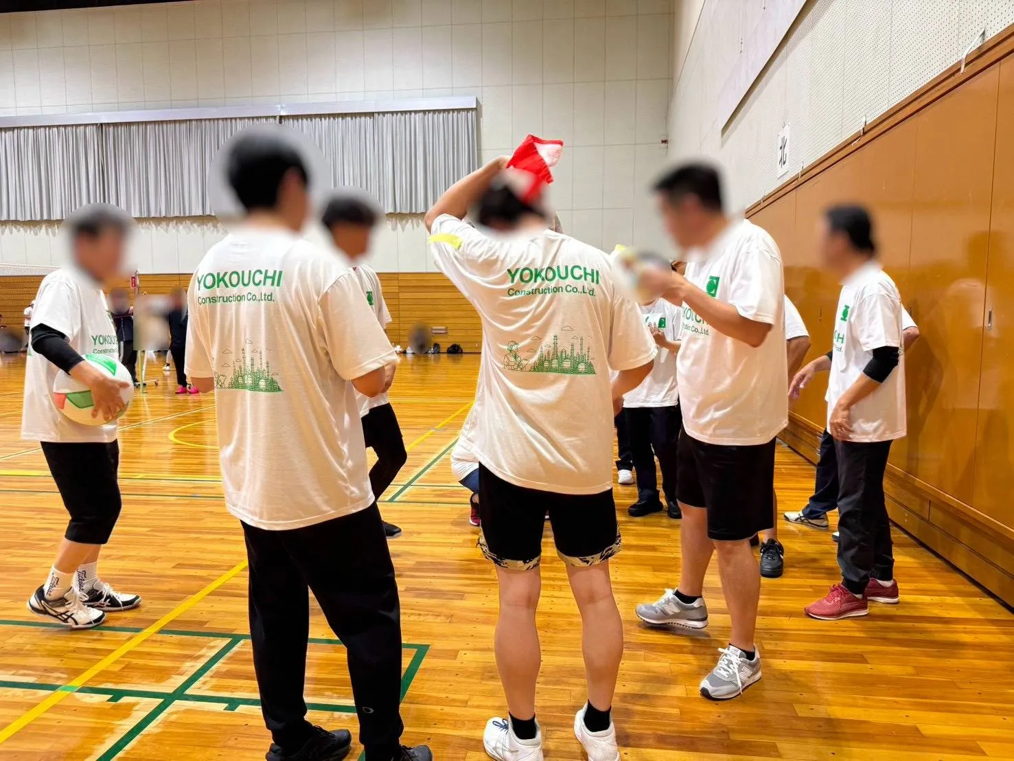 横内建設株式会社のおそろいTシャツを着た社員の皆さんの着用イメージ（社内イベント）
