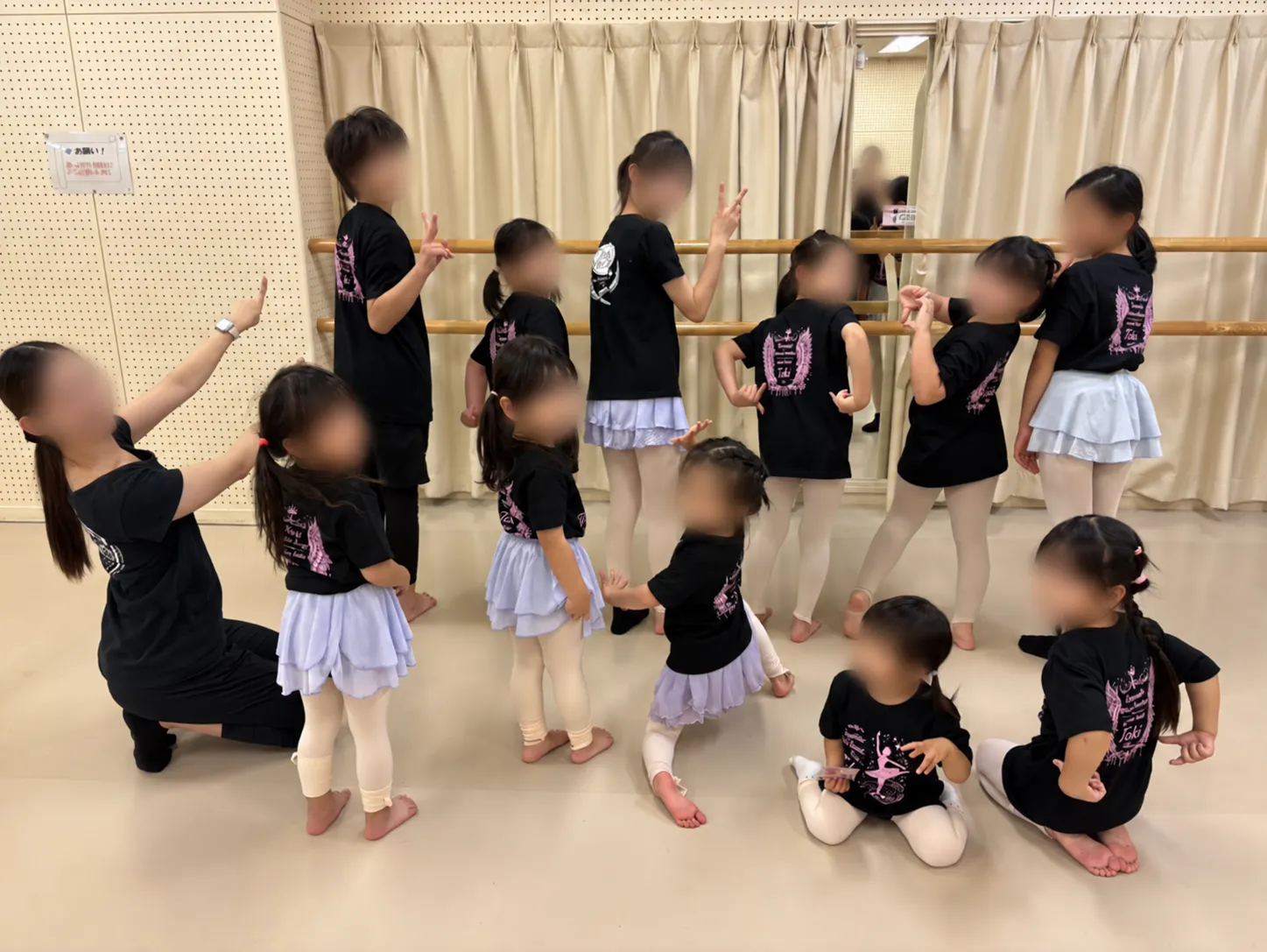 背面の翼エンブレム入りTシャツを着たダンス教室の皆さんの着用イメージ