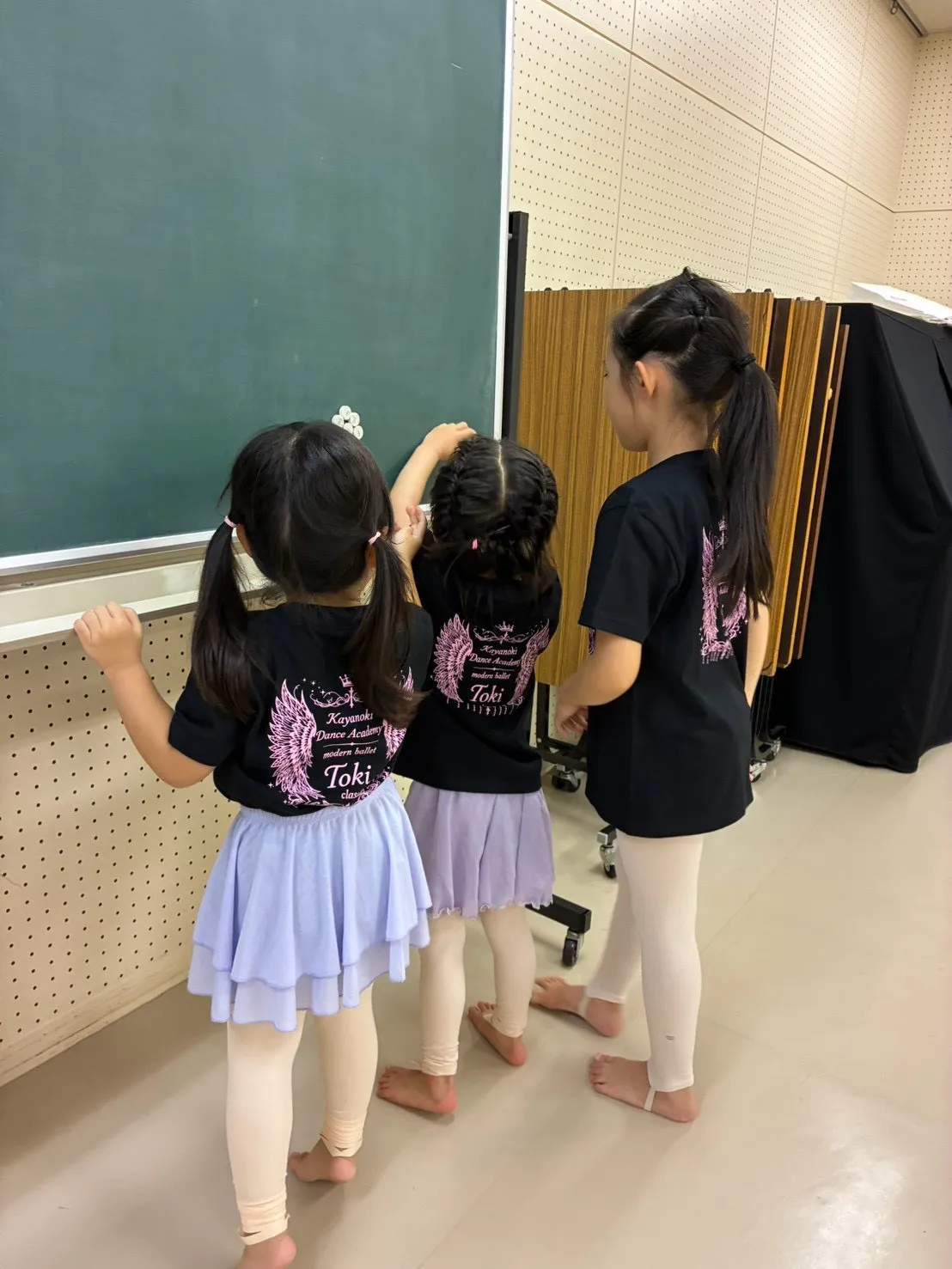 背中の天使の翼エンブレムがよく分かる着用イメージ