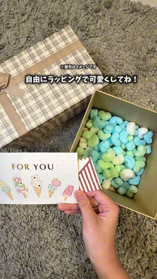 ギフトボックスにラッピングしたバースデータオルの出産祝い