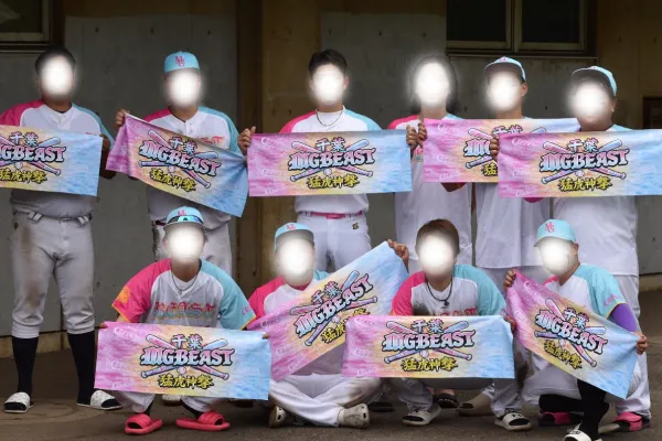 千葉 MGBEAST（猛虎神撃）のオリジナルフルカラータオルを掲げるチーム集合イメージ