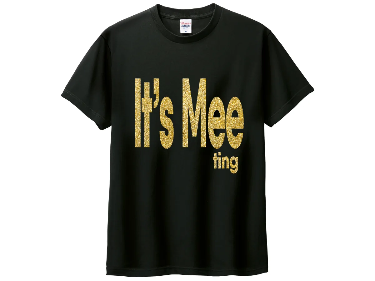 黒のTシャツにきらきらゴールドで大きく文字を入れたダンス余興用のお揃いTシャツ