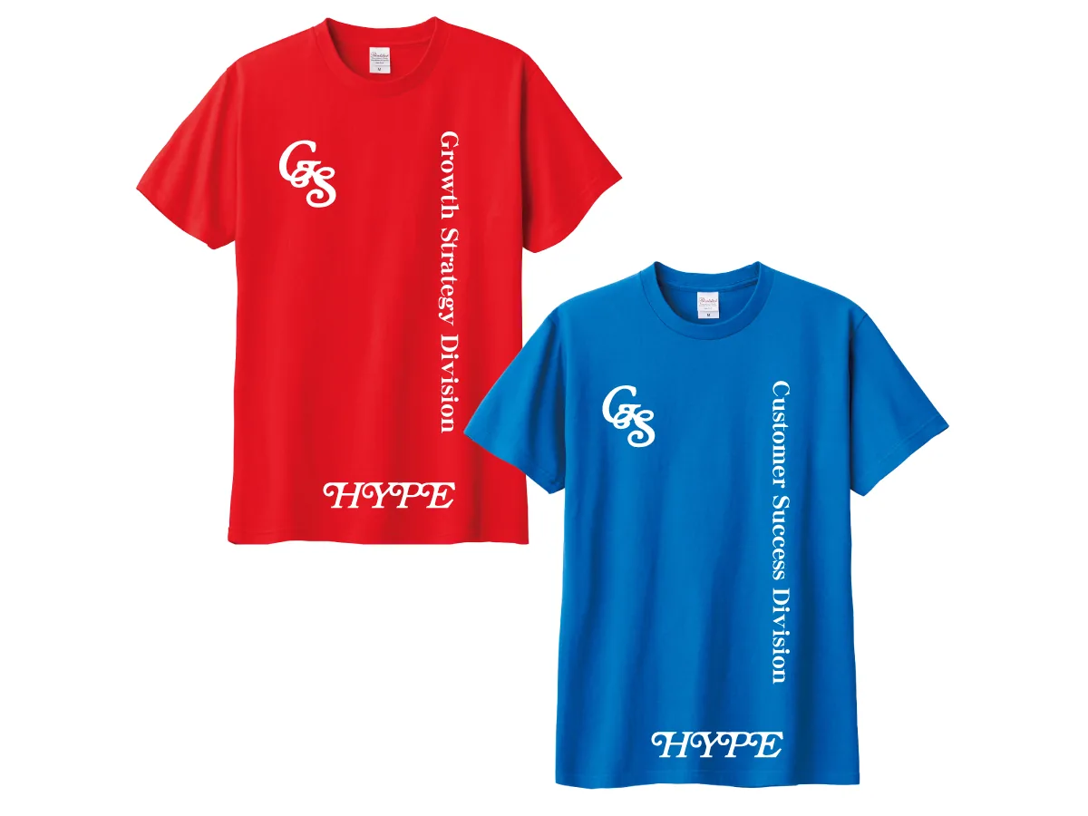 赤と青で部署ごとに色分けした同じデザインのお揃いTシャツ